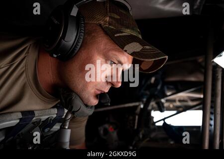 Un esperto di rifornimento aereo statunitense dell'Aeronautica militare KC-135 Stratotanker assegnato al 340esimo Squadrone di rifornimento aereo di Expeditionary si prepara a rifornire un aereo statunitense dell'Aeronautica militare F-16 Fighting Falcon assegnato al 121esimo Squadrone Expeditionary Fighter durante una missione a supporto della Combined Joint Task Force – Operation Inherent Resolve Nell'area di responsabilità del comando centrale degli Stati Uniti, 17 luglio 2021. Il CJTF-OIR consente ai suoi partner di garantire la duratura sconfitta dell’Isis in determinate aree dell’Iraq e della Siria e stabilisce le condizioni per le operazioni successive al fine di aumentare la stabilità regionale. Foto Stock