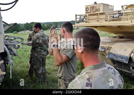 FORT HOOD, Texas -- i membri del 278th Armored Cavalry Regiment della Guardia Nazionale del Tennessee guidano un M88 Armored Recovery Vehicle mentre si prepara a trainare un M1A1 Abrams principale serbatoio di battaglia durante exportable Combat Training Capability (XCTC) 21-03 a Fort Hood, Texas, il 17 luglio 2021. Foto Stock