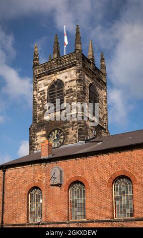 Regno Unito, Inghilterra, Cheshire, Congleton, St Peter’s Parish Church, esterno, finestre ad arco georgiane, meridiana e torre dell'orologio Foto Stock