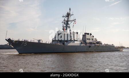 210718-N-GF955-1025 STAZIONE NAVALE MAYPORT, Fl. (18 luglio 2021) – il cacciatorpediniere missilistico guidato di classe Arleigh Burke USS Donald Cook (DDG 75) arriva alla Stazione Navale Mayport, Florida. Donald Cook era un cacciatorpediniere Forward schierato Naval Forces-Europe (FDNF-e) alla Stazione Navale di Rota, Spagna per sette anni prima di un trasferimento homeport alla Stazione Navale di Mayport. Foto Stock