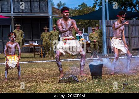 I membri del clan di Bindal eseguono una danza tradizionale in una cerimonia di benvenuto al paese durante l'esercitazione Talisman Saber 2021, a Lavarack Barracks, Townsville, Queensland, luglio 19, 2021.TS 21 supporta la strategia di difesa nazionale degli Stati Uniti migliorando la nostra capacità di proteggere la patria e fornire forze di combattimento-credibili per affrontare l'intera gamma di potenziali preoccupazioni di sicurezza nell'Indo-Pacifico. Foto Stock