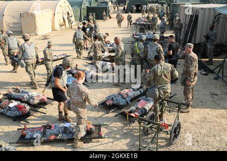 I medici con il 399th Field Hospital trattano i pazienti da un incidente di massa simulato come Observer Coach / Trainer (OC/T) squadre dare guida durante la Medica Regionale a Fort McCoy, Wis., 18 luglio 2021. Circa 200 dipendenti assegnati a MRTC servono come OC/Ts e personale di supporto per gestire la Regional Medic Fort McCoy per un pubblico di formazione di circa 2,400 persone, incluse le forze attive, di guardia e di riserva. Foto Stock