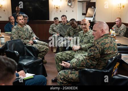 210718-N-XB010-1034 CORAL SEA (18 luglio 2021) il Colon. Michael R. Nakonieczny, comandante della 31 Marine Expeditionary Unit (MEU), a destra, si rivolge a USS New Orleans (LPD 18) leadership nella sala di guardia. New Orleans, parte dell'America Expeditionary Strike Group, insieme al 31° MEU, opera nell'area di responsabilità della settima flotta statunitense per migliorare l'interoperabilità con alleati e partner e fungere da forza di reazione pronta a difendere la pace e la stabilità nella regione indopacifica. Foto Stock