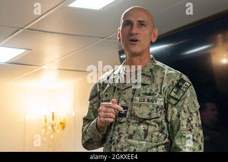 210718-N-XB010-1030 CORALLO MARE (18 luglio 2021) il capt. Greg Baker, Commodore, Amphibious Squadron 11, si rivolge a USS New Orleans (LPD 18) leadership nel wardroom. New Orleans, parte dell'America Expeditionary Strike Group, insieme alla 31st Marine Expeditionary Unit, sta operando nell'area di responsabilità della 7th Fleet statunitense per migliorare l'interoperabilità con alleati e partner e fungere da forza di risposta pronta per difendere la pace e la stabilità nella regione indopacifica. Foto Stock