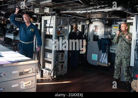 210718-N-XB010-1037 CORALLO MARE (18 luglio 2021) Cap. Greg Baker, Commodore, Amphibious Squadron 11, indirizzi USS New Orleans (LPD 18) sul 1MC sul ponte. New Orleans, parte dell'America Expeditionary Strike Group, insieme alla 31st Marine Expeditionary Unit, sta operando nell'area di responsabilità della 7th Fleet statunitense per migliorare l'interoperabilità con alleati e partner e fungere da forza di risposta pronta per difendere la pace e la stabilità nella regione indopacifica. Foto Stock