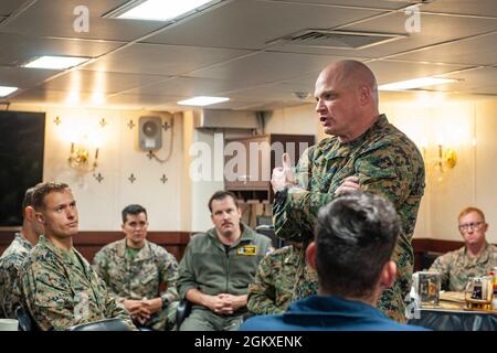 210718-N-XB010-1031 CORAL SEA (18 luglio 2021) il Colon. Michael R. Nakonieczny, comandante della 31 Marine Expeditionary Unit (MEU), si rivolge a USS New Orleans (LPD 18) leadership nella sala di guardia. New Orleans, parte dell'America Expeditionary Strike Group, insieme al 31° MEU, opera nell'area di responsabilità della settima flotta statunitense per migliorare l'interoperabilità con alleati e partner e fungere da forza di reazione pronta a difendere la pace e la stabilità nella regione indopacifica. Foto Stock