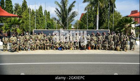 I soldati con il 412th Theatre Engineer Command’s Deployable Command Post 1, e le unità aggiuntive, arrivano al Presidente Nicolau Lobato International Airport, Dili, Timor-Leste, il 18 luglio. La forza combinata parteciperà all'esercizio Dalan ba Dame 2021 (DbD21). Foto Stock