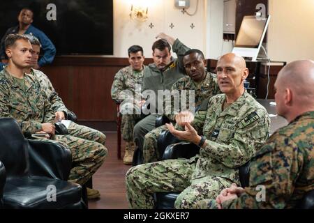 210718-N-XB010-1033 CORALLO MARE (18 luglio 2021) Cap. Greg Baker, Commodore, Amphibious Squadron 11, secondo da destra, si rivolge USS New Orleans (LPD 18) leadership nel wardroom. New Orleans, parte dell'America Expeditionary Strike Group, insieme alla 31st Marine Expeditionary Unit, sta operando nell'area di responsabilità della 7th Fleet statunitense per migliorare l'interoperabilità con alleati e partner e fungere da forza di risposta pronta per difendere la pace e la stabilità nella regione indopacifica. Foto Stock