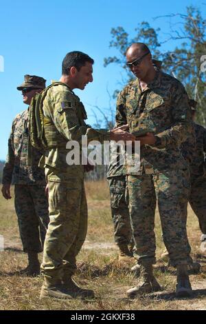 Roe Lemons (destra) regali Australian Defense Force Major General Justin “Jake” Ellwood (sinistra) una targa 19 luglio 2021, durante l'esercizio Talisman Saber 2021 presso Shoalwater Bay Training Area, Queensland, Australia. TS21 supporta la strategia di difesa nazionale degli Stati Uniti migliorando la nostra capacità di proteggere la patria e fornire forze credibili da combattimento per affrontare l'intera gamma di potenziali preoccupazioni di sicurezza nell'Indo-Pacifico. Foto Stock