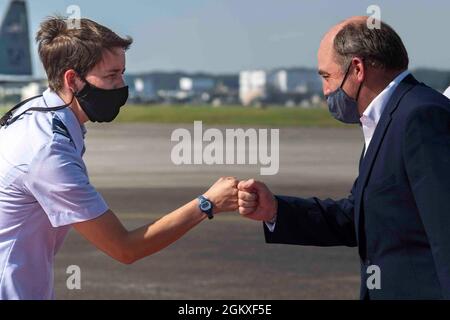 Julie Gaulin, a sinistra, 374th Airlift Wing vice comandante, saluta il Segretario di Stato del Regno Unito per la Difesa ben Wallace alla Yokota Air base, Giappone, 19 luglio 2021. Durante la sua visita, Wallace ha incontrato i principali leader del governo del Giappone e di Yokota. Foto Stock