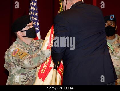 Il Colon Christopher L. Tomlinson, a sinistra, accetta la bandiera statunitense della Garrison Japan da Craig L. Deatrick, direttore del comando di gestione delle installazioni – Pacifico, durante la cerimonia di cambio di comando USAG Japan tenutasi il 20 luglio a Camp Zama, in Giappone. Il comandante uscente fu il col. Thomas R. Matelski, che prese il posto di comandante dal luglio 2019. Foto Stock