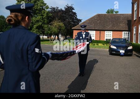 I membri della 100a Air Refueling Wing Honor Guard si preparano a piegare una bandiera alla Royal Air Force Mildenhall, Inghilterra, 19 luglio 2021. La guardia d'onore ha piegato la bandiera per presentare al col. Troy Pananon il suo ultimo giorno come il 100th Air Refilling Wing Commander. Foto Stock