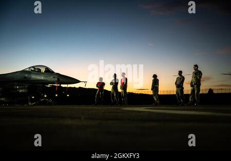 I manutentori dell'Aeronautica militare statunitense assegnati al 474° Squadrone di supporto alle operazioni di spedizione, guardano come F-16 Fighting Falcons si preparano per il decollo durante l'esercizio Relampago VI al Comando Aereo de Combate Number 5 (CACOM 5) a Rionegro, Colombia, 19 luglio 2021. Relampago VI è un esercizio combinato colombiano e statunitense che si svolge nel teatro del comando meridionale degli Stati Uniti (SOUTHCOM) che si concentra su tecniche, tattiche e procedure per rafforzare la partnership di lunga data tra le nostre forze armate. Foto Stock