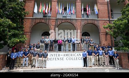 Inter-American Defense College i membri del personale entranti partecipano a un brief di orientamento del personale e pranzo a Fort Lesley J. McNair, Washington, D.C., 19 luglio 2021. L'evento ha fornito al personale entrante informazioni sulle procedure, le regole e le normative IADC messe in conferenza dal personale corrente e dai capi sezione. Foto Stock