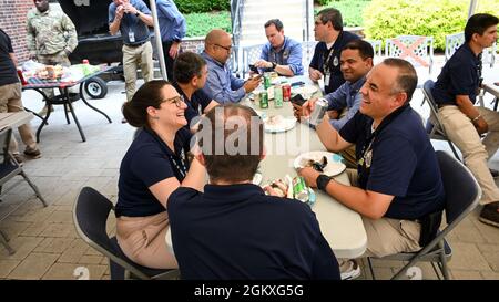 Inter-American Defense College i membri del personale entranti partecipano a un brief di orientamento del personale e pranzo a Fort Lesley J. McNair, Washington, D.C., 19 luglio 2021. L'evento ha fornito al personale entrante informazioni sulle procedure, le regole e le normative IADC messe in conferenza dal personale corrente e dai capi sezione. Foto Stock