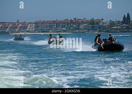 Marines USA con 1° Battaglione, 5° Marines, 1° Divisione Marine, pratica tecniche di navigazione marittima a San Diego Bay vicino Naval base anfibio Coronado, 19 luglio 2021. Questo addestramento permette a Marines di condurre efficacemente le incursioni anfibie nave-riva. Foto Stock