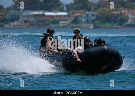 Marines USA con 1° Battaglione, 5° Marines, 1° Divisione Marine, pratica tecniche di navigazione marittima a San Diego Bay vicino Naval base anfibio Coronado, 19 luglio 2021. Questo addestramento permette a Marines di condurre efficacemente le incursioni anfibie nave-riva. Foto Stock