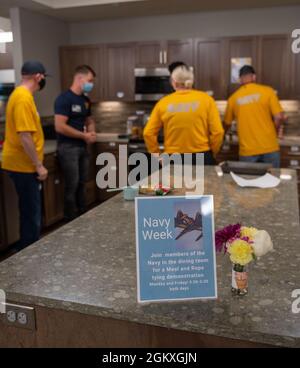 Marinai assegnati a USS Nimitz (CVN 68), cuoco per famiglie che soggiornano alla Ronald McDonald House della Red River Valley durante un evento di relazioni con la comunità a Fargo, North Dakota 19 luglio 2021. L'evento faceva parte della Fargo Navy Week, portando marinai di diverse unità della Marina degli Stati Uniti a condurre un'attività mirata con i membri della comunità. Le settimane della Marina consistono in una serie di eventi coordinati dall'Ufficio della Marina di Comunità Outreach progettato per dare agli Americani un'occasione imparare circa la Marina, il relativo popolo e la relativa importanza alla sicurezza e alla prosperità nazionali. Foto Stock
