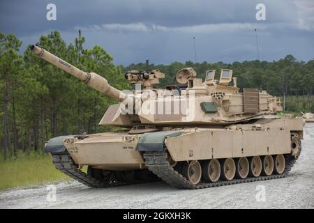 Un carro armato degli Stati Uniti M1A2 SEP V2 Abrams, assegnato al 3rd Squadron, 16th Calvary Regiment, si muove in posizione per sparare ai loro obiettivi assegnati a gamma di Ware, Fort Benning, GA., 20 luglio 2021. Queste petroliere si stanno allenando per diventare Mater Gunners, ed essere esperti in materia nel loro campo. Foto Stock