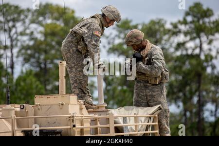 Un gruppo di studenti del Master Gunner dell'Esercito degli Stati Uniti, assegnato al 3rd Squadron, 16th Calvary Regiment, cambia le posizioni dell'equipaggio su un M1A2 SEP V2 Abrams Tank a Ware Range, Fort Benning, GA., 20 luglio 2021. Queste petroliere si stanno allenando per diventare Mater Gunners, ed essere esperti in materia nel loro campo. Foto Stock