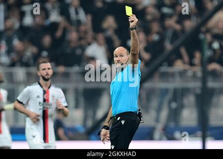 ISTANBUL, TURCHIA - SETTEMBRE 15: Arbitro Mateu Lahoz durante la partita UEFA Champions League tra Besiktas e Borussia Dortmund al Vodafone Park il 15 Settembre 2021 a Istanbul, Turchia (Foto di TUR/Orange Pictures) Credit: Orange Pics BV/Alamy Live News Foto Stock