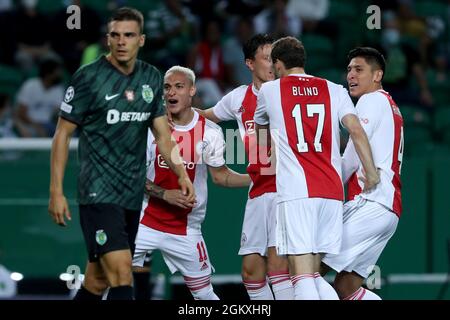 Lisbona, Portogallo. 15 settembre 2021. I giocatori di AFC AjaxÃs festeggiano dopo aver segnato un gol durante la partita di calcio del gruppo C della UEFA Champions League tra Sporting CP e AFC Ajax allo stadio Jose Alvalade di Lisbona, Portogallo, il 15 settembre 2021. (Credit Image: © Pedro Fiuza/ZUMA Press Wire) Credit: ZUMA Press, Inc./Alamy Live News Foto Stock