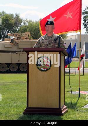 Darren Werner, comandante generale dell'esercito statunitense Tank-Automotive and Armaments Command (TACOM), si rivolge ai partecipanti alla cerimonia di cambio di comando di Sierra Army Depot, il 20 luglio 2021. Werner ha descritto i risultati del comandante uscente della Sierra Army Depot Lt. Col. Russell Henry prima di dare il benvenuto al comandante in arrivo Lt. Col. Amy Cory al Sierra Army Depot e al team TACOM, come il 43° comandante nella storia di 79 anni del deposito. Sierra Army Depot si trova a Herlong, California, a circa 60 km a nord di Reno, Nevada. Il deposito fornisce soluzioni di supporto a lungo termine per il ciclo di vita Foto Stock