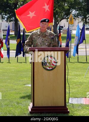 Il Lt. Russell Henry, comandante uscente del deposito militare della Sierra, si rivolge ai partecipanti della cerimonia di cambio di comando del deposito militare della Sierra, 20 luglio 2021. Enrico fu il 42° comandante della Sierra Army Depot, fondata nel 1942 - prima che il terzo comandante del deposito Amy Cory assunse il comando di 43° comandante durante la stessa cerimonia. In particolare, Henry ha guidato il deposito durante la pandemia COVID-19, come il deposito è diventato il COVID-19 Personal Protective eqiupment centro di stoccaggio e distribuzione per l'intero esercito degli Stati Uniti. Henry ha anche supervisionato l'istituzione del Sierra Performance System -- un processo continuo impr Foto Stock