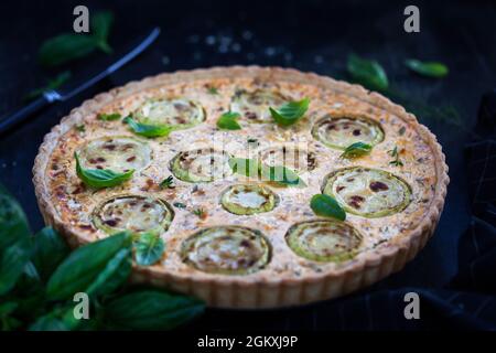 Deliziosi zucchini fatti in casa, ricotta e formaggio feta quiche ore crostata (torta aperta) Foto Stock