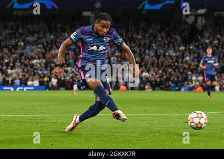 Christopher Nkunku di RB Leipzig spara in gol ma il suo salvataggio da Ederson #31 di Manchester City in, il 15/2021. (Foto di Craig Thomas/News Images/Sipa USA) Credit: Sipa USA/Alamy Live News Foto Stock