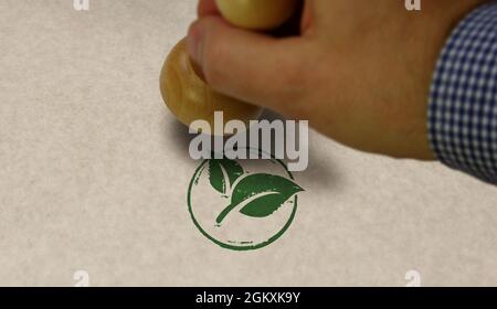 Foglia verde eco-compatibile simbolo timbro e mano di stampaggio. CO2 neutro, ecologia, ambiente, natura e clima. Foto Stock