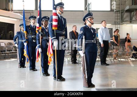 La 423esima guardia d'onore della base del Gruppo Air base è al corrente prima di una cerimonia di cambio di comando alla Royal Air Force Alconbury, Inghilterra, 20 luglio 2021. La cerimonia è una tradizione militare che rappresenta un trasferimento formale dell’autorità e della responsabilità di un’unità da un comandante all’altro. Foto Stock