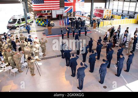 La 423esima guardia d'onore della base del Gruppo Air base presenta i colori durante una cerimonia di cambio di comando alla Royal Air Force Alconbury, Inghilterra, 20 luglio 2021. Durante la cerimonia, il U.S. Air Force Coll. Kurt Wendt ha ceduto il comando della 501esima Ala di supporto di combattimento al Colon. Brian Filler. Foto Stock