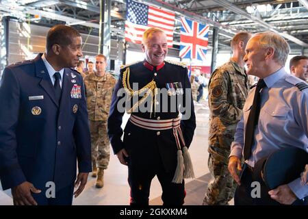 Randall Reed, a sinistra, terzo comandante dell'Aeronautica militare; Brigadier Tim Seal, al centro, vice tenente di Cambridgeshire; e Royal Air Force Sqn. LDR. Clive Wood, a destra, Royal Air Force Alconbury e RAF Molesworth comandante RAF, si salutano a vicenda dopo un cambio di cerimonia di comando alla Royal Air Force Alconbury, Inghilterra, 20 luglio 2021. La cerimonia è una tradizione militare che rappresenta un trasferimento formale dell’autorità e della responsabilità di un’unità da un comandante all’altro. Foto Stock