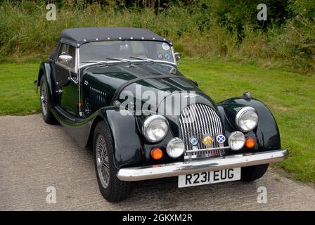 Black Soft-top Morgan sport auto parcheggiata su cemento nel parcheggio, Horsey, Norfolk, Inghilterra Foto Stock