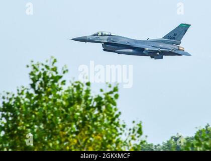 Un US Air Force F-16 Fighting Falcon assegnato al 555th Fighter Squadron decade durante l'esercizio Thracian Star 21 alla base aerea Graf Ignatievo, Bulgaria, 20 luglio 2021. Thracian Star 21 è una formazione multinazionale che consente sia agli aerei dell'aeronautica degli Stati Uniti che alle forze bulgare, elleniche e rumene di estendere la capacità di combattimento congiunto attraverso l'addestramento operativo e tattico. Foto Stock