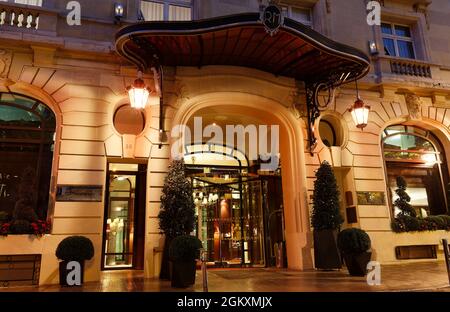 A pochi passi dal viale degli Champs Elysees e dall'arco Triumphal , le Royal Monceau Raffles Paris è uno degli hotel di lusso più eccitanti di Parigi. Foto Stock