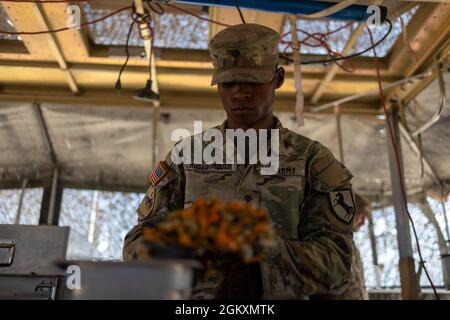 SPC. Courtney Roseborough, assegnato a Regimental Support Squadron, 11th Armored Cavalry Regiment, prepara il cibo presso il campo alimentare sito, National Training Center e Fort Irwin, California, 20 luglio 2021. Fa parte dell'undicesima squadra di alimentazione del campo di Armored Cavalry Regiment che rappresenta il centro di addestramento nazionale per il concorso attivo della cucina dell'esercito di Philip A. Connelly. Foto Stock