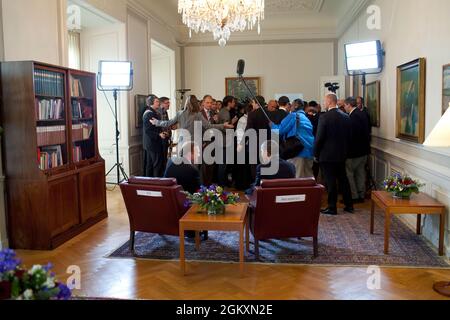 I membri del corpo stampa sono scortati fuori dalla stanza mentre il presidente Barack Obama incontra il primo ministro danese Lars Løkke Rasmussen al palazzo di Christiansborg a Copenhagen, Danimarca, 2 ottobre 2009. (Foto ufficiale della Casa Bianca di Pete Souza) questa fotografia ufficiale della Casa Bianca è resa disponibile solo per la pubblicazione da parte delle organizzazioni di notizie e/o per uso personale la stampa dal soggetto(i) della fotografia. La fotografia non può essere manipolata in alcun modo e non può essere utilizzata in materiali commerciali o politici, pubblicità, e-mail, prodotti, promozioni che in qualsiasi modo suggerisce approvazione Foto Stock