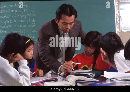 Austin Texas USA, 1995: Classe vietnamita ESL a Walnut Creek elementare insegnato da un insegnante vietnamita. MR EC-144-148 ©Bob Daemmrich Foto Stock