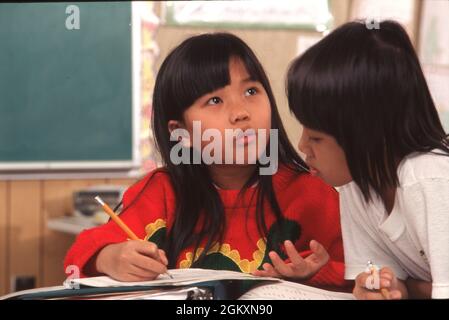 ©1995 Education: Vietnamita ESL Inglese come seconda lezione di Lingua alla Scuola elementare di Walnut Creek ad Austin, Texas, insegnata da un insegnante vietnamita. MR EC-144-148 Foto Stock