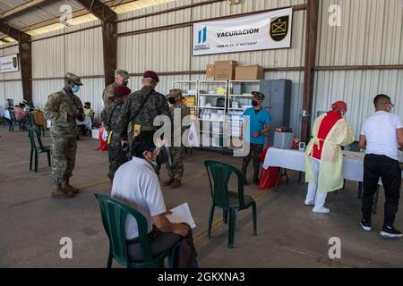 Leadership con la Joint Task Force-Bravo e la quarta Brigata di fanteria, visita un sito di vaccinazione a Huehuetenango, Guatemala, 20 luglio 2021. Il governo degli Stati Uniti fornisce risorse a Guatemala, El Salvador e Honduras nel tentativo di rimanere un partner impegnato rafforzando le relazioni e la fiducia attraverso valori condivisi. Foto Stock