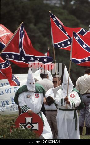 Houston, Texas USA, 1990: I membri del gruppo supremacista bianco Ku Klux Klan marciano in centro durante il Summit economico G7. ©Bob Daemmrich Foto Stock