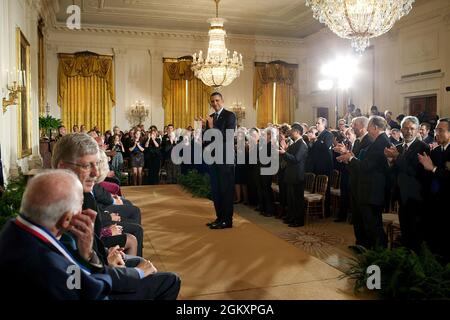 Il Presidente Barack Obama premia la Medaglia 2008 della Scienza e della tecnologia e dell'innovazione ai destinatari nella stanza Est della Casa Bianca, D.C., 7 ottobre 2009. (Foto ufficiale della Casa Bianca di Chuck Kennedy) questa fotografia ufficiale della Casa Bianca è resa disponibile solo per la pubblicazione da parte delle organizzazioni di notizie e/o per uso personale la stampa dal soggetto(i) della fotografia. La fotografia non può essere manipolata in alcun modo e non può essere utilizzata in materiali commerciali o politici, pubblicità, e-mail, prodotti, promozioni che in alcun modo suggeriscono l'approvazione o l'approvazione dei resi Foto Stock