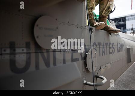 AH-64E i riparatori di elicotteri Apache assegnati al 3 ° Squadron, 17 ° reggimento Cavalry, 3 ° brigata di aviazione di combattimento, 3 ° divisione fanteria, condurre addestramento di recupero di aerei abbattuto a Hunter Army Airfield, Georgia, luglio 21. La formazione del team di recupero degli aeromobili downed consente ai soldati di mantenere la loro competenza tattica e di mantenere la disponibilità dell'unità. Foto Stock