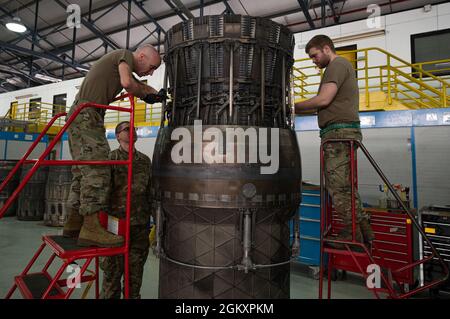 US Air Force Airman 1st Class Kristopher Morse, a sinistra, e Senior Airman Davis Furge, tecnici di propulsione aerospaziale assegnati al 48th Component Maintenance Squadron, condurre la manutenzione ordinaria su un Pratt & Whitney F100 alla Royal Air Force Lakenheath, 21 luglio 2021. Il 48esimo CMS serve i motori F-15 della Liberty Wing per garantire che i jet rimangano in grado di funzionare e pronti per il lancio con un preavviso di pochi istanti. Foto Stock