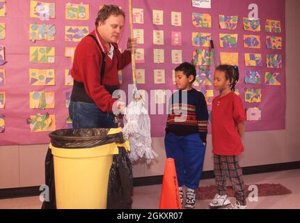 ©1995 il custode della scuola parla con gli studenti del corridoio, Austin, TX Foto Stock