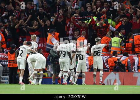 Liverpool, Regno Unito. 15 settembre 2021. Brahim Diaz dell'AC Milan (10) festeggia con i suoi compagni di squadra dopo aver segnato il suo 2° goal. UEFA Champions League, partita gruppo B, Liverpool contro Milano all'Anfield Stadium di Liverpool mercoledì 15 settembre 2021. Questa immagine può essere utilizzata solo a scopo editoriale. Solo per uso editoriale, licenza richiesta per uso commerciale. Nessun uso in scommesse, giochi o un singolo club / campionato / giocatori pubblicazioni. pic di Chris Stading/Andrew Orchard sport fotografia/Alamy Live news credito: Andrew Orchard sport fotografia/Alamy Live News Foto Stock