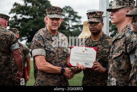 Personale del corpo dei Marine degli Stati Uniti Sgt. Christopher Davis, Right, un Pensacola, Fl., operatore di trasmissioni native e tattiche con sede a Battaglione (HQBN), divisione Marina 2d (MARDIV), riceve un premio dal Gen. Francis Donovan, comandante generale di 2d MARDIV, a Camp Lejeune, N.C., 21 luglio 2021. I Marines con HQBN e 2d Combat Engineer Battaglione sono stati premiati con la Medaglia Navy and Marine Corps Achievement Medal per le loro prestazioni superiori per i loro sforzi durante i cinque giorni della competizione High Frequency radio. Foto Stock