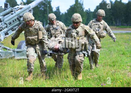 I soldati statunitensi con Cobra Battery, Field Artillery Squadron, 2d Cavalry Regiment, evacuano una vittima simulata su un carry della lettiera durante l'esercizio di addestramento dello squadrone presso il 7° Army Training Command, Grafenwoehr Training Area, Germania, 21 luglio 2021. Foto Stock